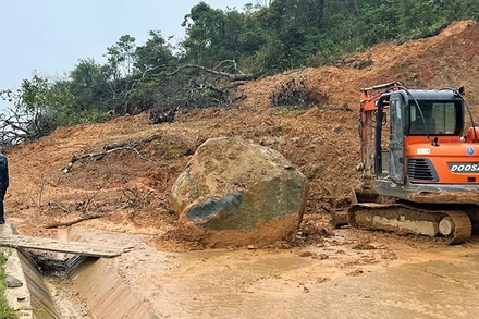 Sạt lở làm chia cắt hoàn toàn tuyến giao thông huyết mạch nối trung tâm xã Hùng Sơn với cửa khẩu phụ Tây Giang-Kà Lừm.