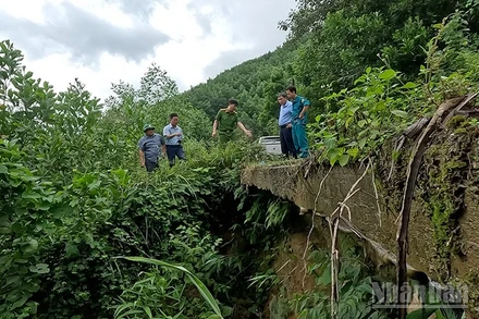 Chính quyền xã Trà Đốc kiểm tra các điểm có nguy cơ sạt lở cao trên địa bàn.