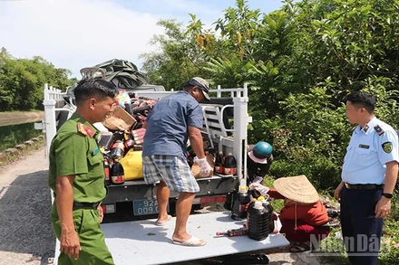 Lực lượng chức năng tỉnh Quảng Nam thu gom các sản phẩm nước mắm bị vứt bỏ để phục vụ công tác điều tra.