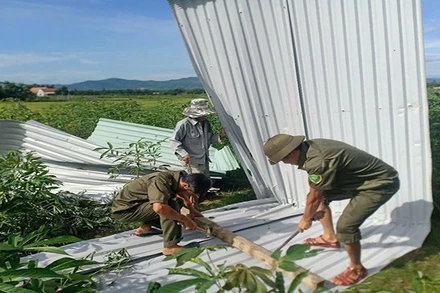 Lực lượng Công an xã hỗ trợ người dân khắc phục hậu quả do lốc xoáy gây ra.