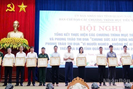 Trao khen thưởng cho 197 tập thể, cá nhân, hộ gia đình.