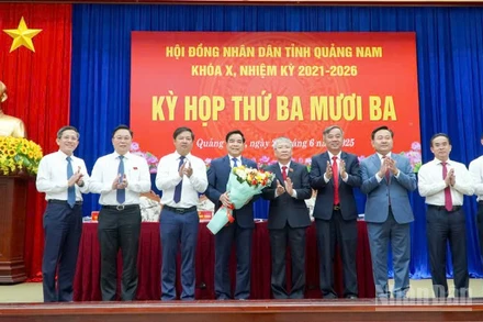 Lãnh đạo tỉnh Quảng Nam tặng hoa cho Chủ tịch Ủy ban nhân dân tỉnh Quảng Nam Lê Văn Dũng.