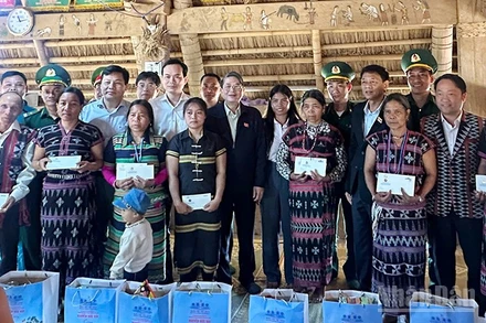 Phó Chủ tịch Quốc hội Nguyễn Đức Hải tặng quà người dân bị thiệt hại do thiên tai tại xã Hùng Sơn.