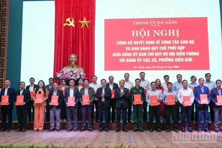 Lãnh đạo Thành ủy Đà Nẵng trao quy chế phối hợp giữa Đảng ủy Ban Chỉ huy Bộ đội Biên phòng thành phố với Đảng ủy các xã, phường biên giới.