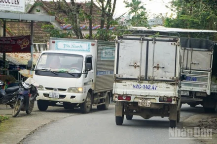 Việc làn đường chỉ rộng 3,5m nhưng có nhiều xe tải trọng lưu thông khiến việc tránh nhau gây ách tắc giao thông cục bộ trên tuyến ĐT.615.