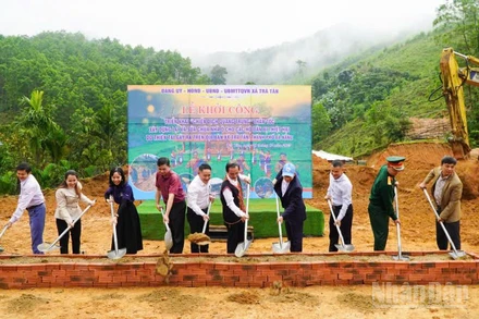 Các đại biểu thực hiện nghi thức động thổ khởi công Triển khai “Chiến dịch Quang Trung” tại xã Trà Tân.