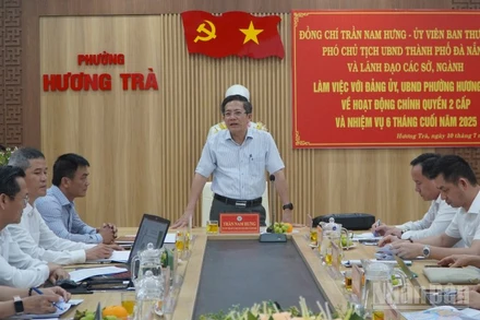 Phó Chủ tịch Ủy ban nhân dân thành phố Đà Nẵng Trần Nam Hưng phát biểu tại buổi làm việc với Đảng ủy, Ủy ban nhân dân phường Hương Trà.