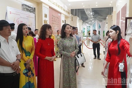 Các đại biểu tham quan tại triển lãm ký họa “Ký ức chiến trường Khu V”.