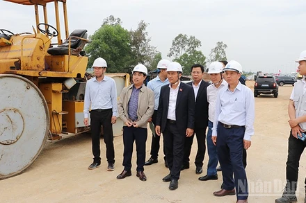 Phó Bí thư Thường trực Thành ủy Đà Nẵng Nguyễn Đình Vĩnh cùng đoàn công tác của Thành ủy, Ủy ban nhân dân thành phố Đà Nẵng đã đi kiểm tra tiến thi công Dự án thành phần 1 Hoàn thiện đường ven biển 129 (Võ Chí Công).