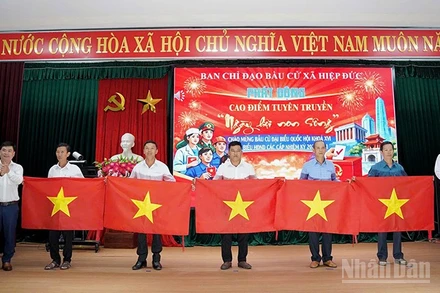 Ban Chỉ đạo Bầu cử xã Hiệp Đức trao tặng 150 cờ Tổ quốc cho các thôn nhằm hưởng ứng tuyên truyền.