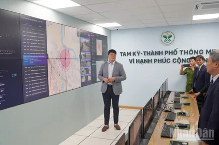Các đại biểu tham gia tìm hiểu thực tế vận hành của Trung tâm điều hành đô thị thông minh tại phường Tam Kỳ.