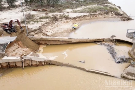 Mưa lũ đã làm cầu Bà Ngân trên Quốc lộ 14H nối liền xã Nam Phước với phường Hội An và phường Điện Bàn Đông, thành phố Đà Nẵng bị sập mố cầu và đường dẫn.