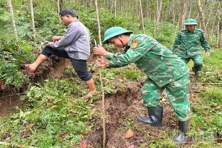 Lực lượng chức năng xã Đắc Pring kiểm tra khảo sát thực tế vết nứt tại thôn 57. 