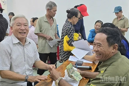 Phường Hương Trà tổ chức cấp phát quà của Chính phủ cho nhân dân dịp 2/9.