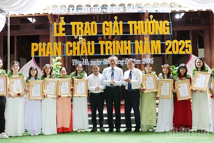 Các đại biểu trao giải thưởng Phan Châu Trinh cho các cá nhân.