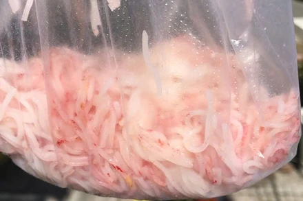 Bún tươi mua tại chợ Hòa Châu, phường Hòa Xuân, thành phố Đà Nẵng có dấu hiệu bất thường. (Ảnh người dân cung cấp)