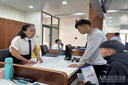 Trung tâm Hành chính công phường Tam Kỳ phục vụ tốt nhu cầu giải quyết thủ tục hành chính cho nhân dân.