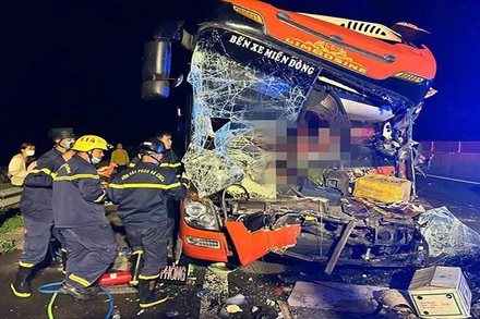 Hiện trường vụ tai nạn giao thông rất nghiêm trọng xảy ra trên cao tốc Đà Nẵng-Quảng Ngãi làm hai người tử vong và nhiều người bị thương vào rạng sáng ngày 19/6.