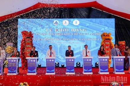 Các đại biểu ấn nút khởi động Dự án Nhà ở xã hội Khu chung cư An Phú.