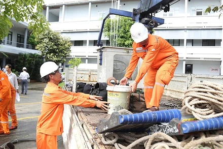 EVNCPC huy động lực lượng từ 7 Công ty Điện lực thành viên và Công ty Dịch vụ Điện lực miền Trung để khẩn trương hỗ trợ khắc phục sự cố sau bão.