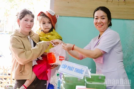 Bệnh viện Đa khoa Trung ương Quảng Nam cấp phát thuốc miễn phí cho người dân miền núi Đà Nẵng.