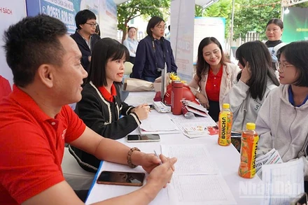 Phiên giao dịch thu hút sự tham gia của gần 50 doanh nghiệp với gần 10.000 chỉ tiêu tuyển dụng.