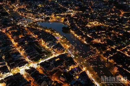 Một góc đô thị cổ Hội An nhìn từ trên cao về đêm.