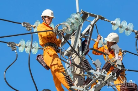 EVNCPC đã khẩn trương triển khai đồng bộ nhiều giải pháp nhằm bảo đảm cung cấp điện an toàn, ổn định, tin cậy trên địa bàn các tỉnh, thành phố khu vực miền trung.