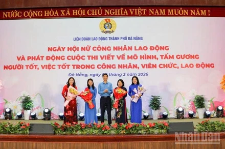 Đại diện cho nữ cán bộ công đoàn, nữ đoàn viên, người lao động thành phố Đà Nẵng nhận hoa chúc mừng từ Thường trực Tổng Liên đoàn Lao động Việt Nam.