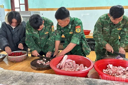 Cán bộ, chiến sĩ Đồn Biên phòng Ga Ry cùng giáo viên Trường phổ thông dân tộc bán trú tiểu học Ga Ry tổ chức “bếp ăn 0 đồng” hỗ trợ người dân tránh trú do sạt lở. (Ảnh: HỒNG ANH)