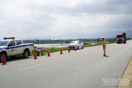 Lực lượng Cảnh sát giao thông Công an thành phố Đà Nẵng tăng cường bảo đảm an toàn giao thông trên tuyến đường ven biển 129 (Võ Chí Công).