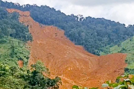 Một mảng đất đá, cây cối rất lớn từ trên đỉnh đồi trượt xuống kéo dài hàng trăm mét đã cuốn xuống lấp kín cả một đoạn dài trên tuyến ĐH4.