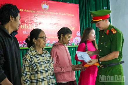 Trung tá Nguyễn Hoàng Cầu, Trưởng Công an xã Phú Ninh tặng quà các hộ có hoàn cảnh khó khăn của khu dân cư thôn Bồng Miêu.