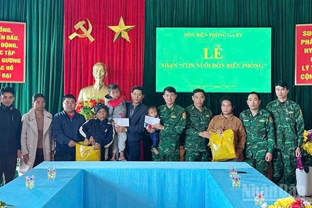 Đồn Biên phòng Ga Ry nhận nuôi hai trẻ mồ côi trong vụ sạt lở tại Hùng Sơn. (Ảnh: Hồng Anh)