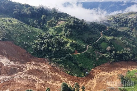 Hiện trường khu vực núi ở xã Hùng Sơn bị sạt lở kinh hoàng.