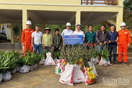 Công ty Thủy điện Sông Tranh tài trợ 162.500.000 đồng để Ủy ban nhân dân xã Trà Đốc triển khai hỗ trợ sinh kế cho các hộ nghèo trên địa bàn.