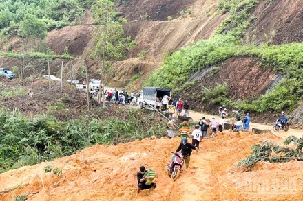Xã Trà Tân cử 4 tổ công tác cõng lương thực vào 4 thôn trên địa bàn bị cô lập do sạt lở núi, mưa lớn kéo dài.