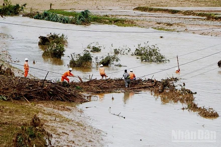 EVNCPC nỗ lực khắc phục sự cố điện, khôi phục cấp điện an toàn cho người dân sau lũ.