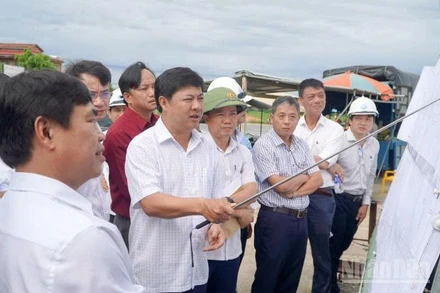 Chủ tịch Ủy ban nhân dân thành phố Đà Nẵng Lương Nguyễn Minh Triết kiểm tra thực tế tại Dự án Liên kết vùng miền trung tỉnh Quảng Nam.