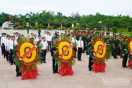 Các đoàn đại biểu đã đến dâng hương, dâng hoa tưởng nhớ các anh hùng liệt sĩ tại nghĩa trang liệt sĩ ở phường Quảng Phú, thành phố Đà Nẵng.
