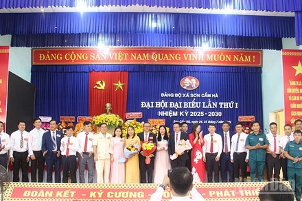 Ban Chấp hành Đảng bộ xã Sơn Cẩm Hà, nhiệm kỳ 2025-2030 ra mắt đại hội.
