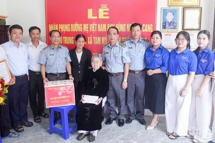 Thủ trưởng Chi đội Kiểm ngư số 3 tặng quà cho Mẹ Việt Nam Anh hùng Ngô Thị Cang.