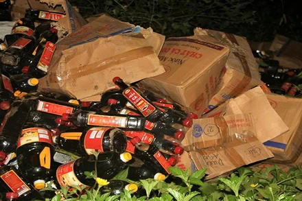 Ghi nhận có khoảng 1.000 chai loại 1 lít, 5 lít bị vứt bỏ nằm ngổn ngang trong bụi rậm bên đường.