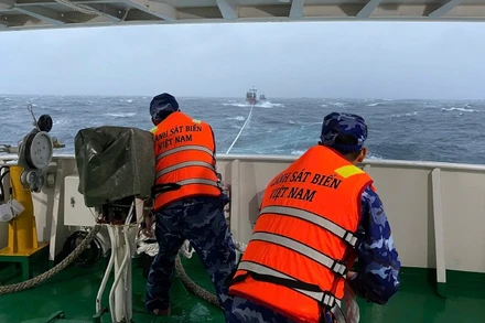 Tàu Cảnh sát biển 319 tiếp cận tàu cá bị nạn trên biển.