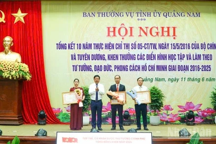 Bí thư Tỉnh ủy Quảng Nam Lương Nguyễn Minh Triết trao bằng khen của Thủ tướng Chính phủ tặng tập thể, cá nhân điển hình, tiêu biểu trong học tập và làm theo tư tưởng, đạo đức, phong cách Hồ Chí Minh giai đoạn 2016-2025.