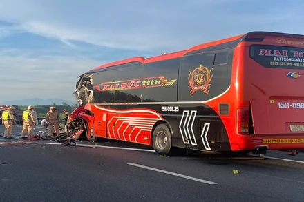 Tai nạn giao thông nghiêm trọng trên cao tốc Đà Nẵng-Quảng Ngãi khiến 2 người tử vong và 7 người bị thương.