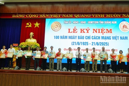 Bí thư Tỉnh ủy Quảng Nam Lương Nguyễn Minh Triết tặng Bằng khen cho các tập thể vì đã có thành tích tiêu biểu xuất sắc trong hoạt động báo chí trên địa bàn tỉnh Quảng Nam.