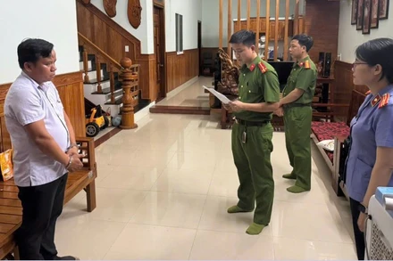 Các lực lượng chức năng thực hiện Lệnh khám xét nơi ở đối với đối tượng Trần Đăng Hùng.