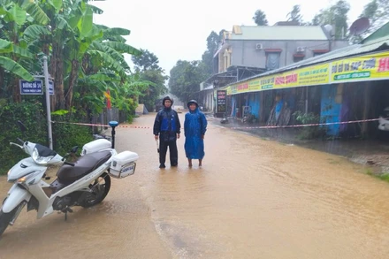 Các lực lượng chức năng của xã Đại Hưng, huyện Đại Lộc, tỉnh Quảng Nam tổ chức chốt chặn ở những vị trí xung yếu.