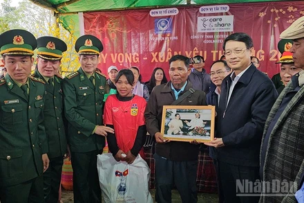 Phó Bí thư Thành ủy Đà Nẵng Ngô Xuân Thắng tham gia Chương trình “Xuân Biên phòng-Ấm lòng dân bản” tại xã Hùng Sơn.